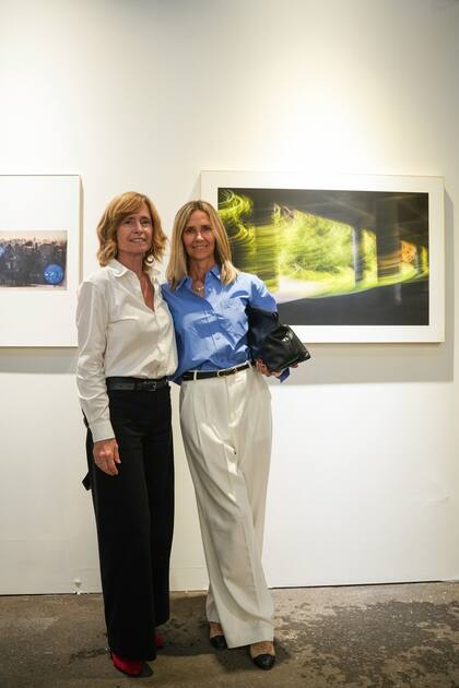 Carolina Quesada y Mariana Gutiérrez, junto a su obra