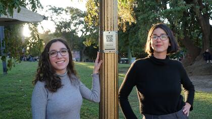 Carolina Repetto y Francisca Uloa, creadoras de BAenFoco, junto a un poste donde se encuentra uno de los códigos QR del proyecto