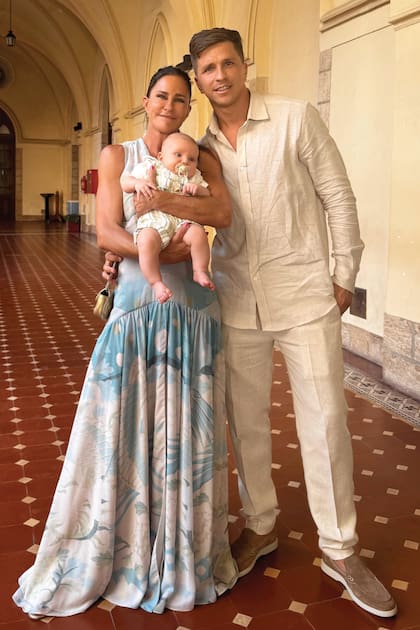 Carolina, su hijo Gianluca y su nieto Faustino posan en la Basílica de Luján