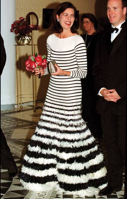Carolina tiene la osadía suficiente para elevar el navy a un nuevo nivel e impactar en las fiestas más sofisticadas del principado, como ocurrió en 2000, en el Baile de la Rosa, con este traje de Jean-Paul Gaultier con falda sirena y plumas de avestruz.
