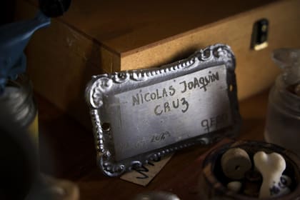 Carolina Varela es mamá de Nicolás Cruz, un joven que se suicidó hace dos años, cuando tenía 18. Su historia refleja los enormes desafíos que tienen las familias de niños y adolescentes con problemáticas de salud mental para acceder a un psiquiatra infantojuvenil. Nico se suicidó mientras esperaba un turno con uno de estos profesionales.