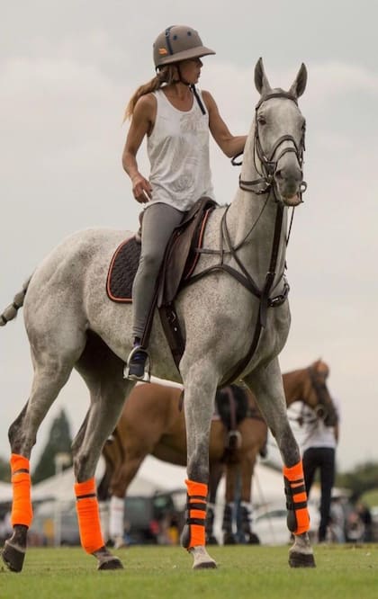 Carolina Vila es una de las pocas mujeres argentinas que trabajan como petiseras