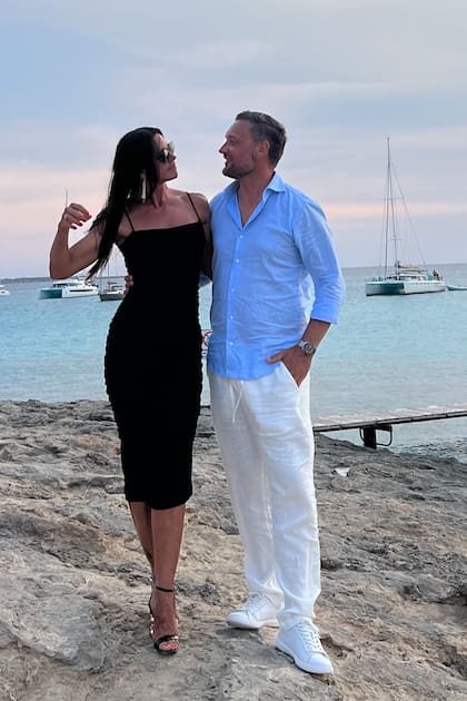 Carolina y Pablo, impecables con el Mediterráneo a sus espaldas.