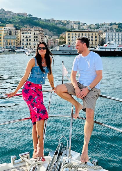 Carolina y Pablo, que están de novios desde junio de 2022, durante un paseo en barco con Nápoles como telón de fondo.