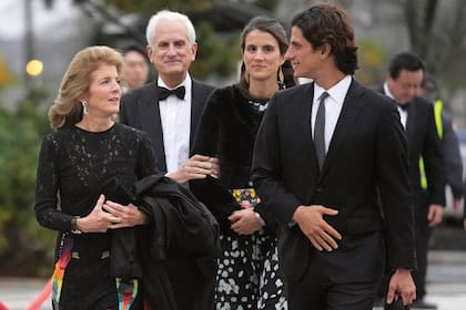 Caroline Kennedy junto con su marido, Edwin Schlossberg, y sus hijos Tatiana y Jack Schlossberg, durante la entrega del Premio Perfil de Coraje John F. Kennedy en la Biblioteca y Museo Presidencial John F. Kennedy, en Boston, en octubre de 2023. En este momento, la hija de JFK era embajadora de los Estados Unidos en Australia
