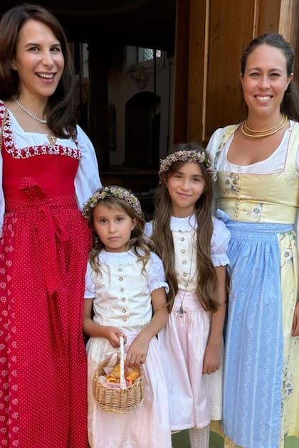 Caroline Sieber con sus dos hijas, que integraron el cortejo nupcial, y Nina Flohr.