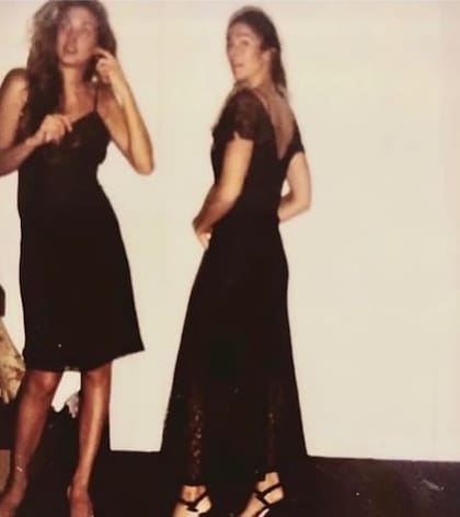 Carolyn Bessette en un fitting en Calvin Klein