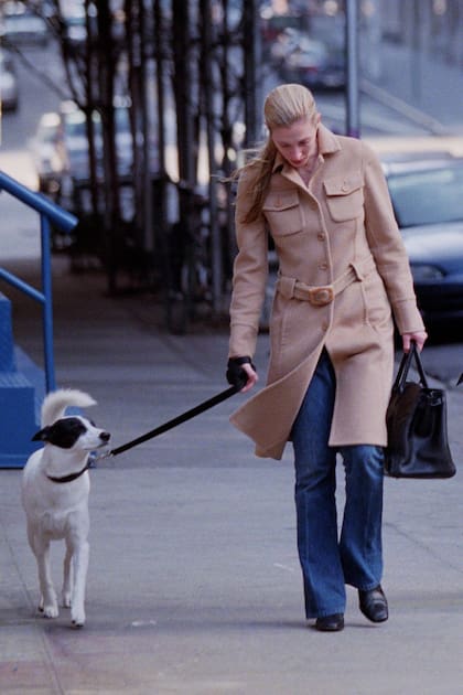 Carolyn Bessette paseando a su perro Friday en el barrio de Tribeca