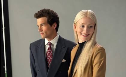 Carolyn Bessette y John F. Kennedy Jr. interpretados por los actores Sarah Pidgeon y Paul Kelly