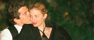 Carolyn Bessette Kennedy vuelve a fascinar al mundo con su elegancia