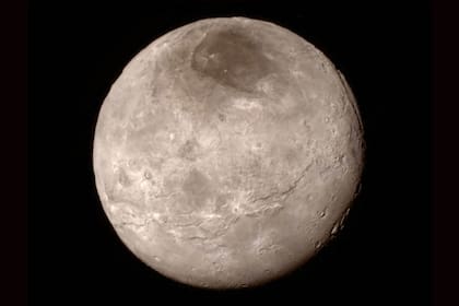 New Horizons tomó fotos de Caronte, el satélite más grande de Plutón, y se descubrió así que tiene cañones de más de seis kilómetros de profundidad