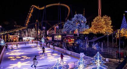 Carowinds celebra WinterFest con millones de luces navideñas y una pista de hielo abierta hasta el 4 de enero