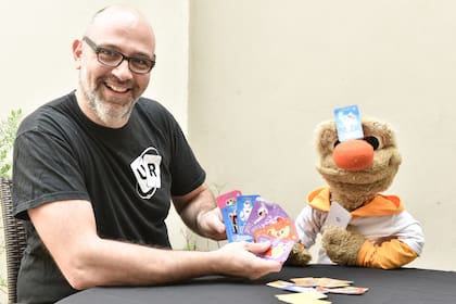 Divertidos. Adrián Paglini, coleccionista y director de Universo Retro, junto a Narizota