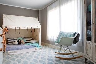 Carpa y cama (pd. posdata). Almohadones color acqua (Casa Chic) y rayados blancos y negros (Casa Málaga). Mecedora (DeSillas). Alfombra (Urban Outfitters).