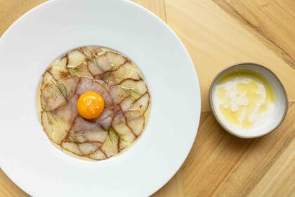 Carpaccio de chernia con yema de huevo.