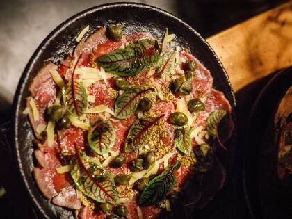 Carpaccio de ojo de bife, una de las opciones de tapas en versión nocturna.