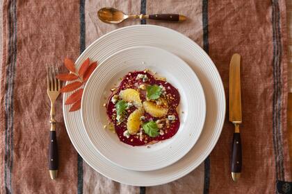 Carpaccio de remolacha con gajos de naranja, queso azul y rabanito.