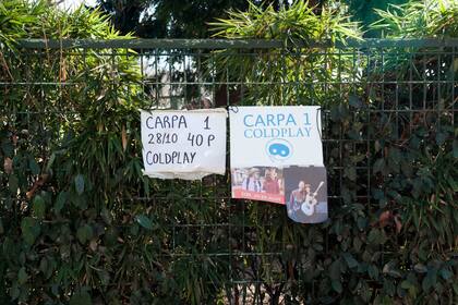 Carpas a la espera del primer show de Coldplay en River