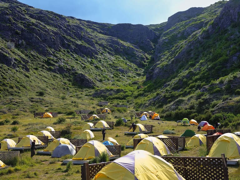 Carpas en el refugio Paine Grande. Foto: Nicolás Janowski