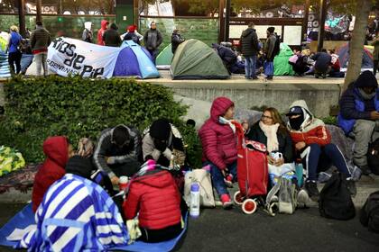 Carpas instaladas en la estación Alsina del Metrobus