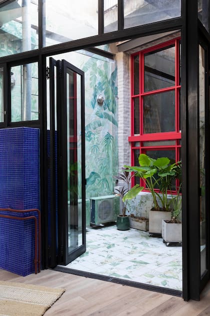 Carpintería de hierro (La Herrería de Polo), mural (Laura Ale) y piso ‘Cantabria Botánico’ (San Lorenzo Design).