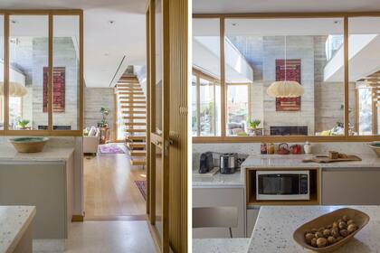 Carpinterías de PVC foliado y marco ‘Oak’ de madera (Welttechnik). Paneles varillados (Moras Puertas).