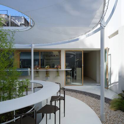 Carpinterías de vidrio y petiribí. Para el piso combinaron microcemento Blanco y 2 tipos de piedras.