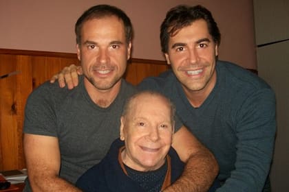 Carret junto a sus hijos, Román y Lisandro, el día en que cumplió 90 años