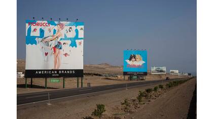Los anuncios se suceden en la Carretera Panamericana en el lado sur de Lima