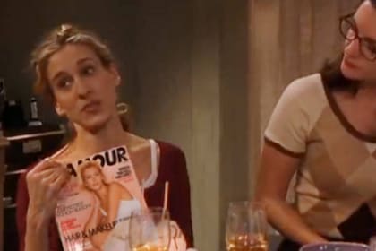 Carrie Bradshaw (Sarah Jessica Parker) tiene en su mano una revista de moda en cuya tapa está la modelo top argentina Valeria Massa
