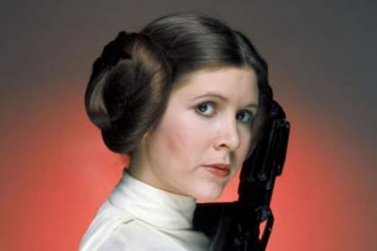Carrie Fisher como la Princesa Leia, su personaje más icónico; la actriz fue recreada mediante realidad virtual para reaparecer como ese personaje en Rogue One: una historia de Star Wars