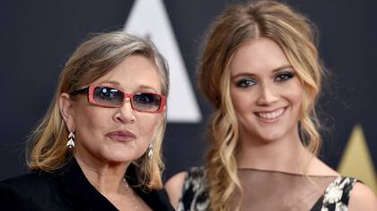 Carrie Fisher junto a su hija Billie Lourd, en un evento