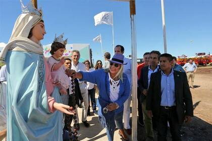 Carrió, junto a una imagen de la Virgen de San Nicolás