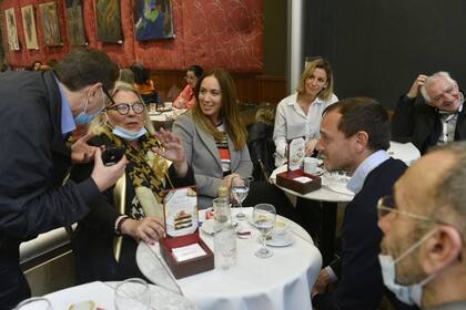 Carrió retomó su agenda de campaña y caminó la Capital junto a Vidal