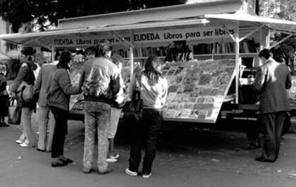 Carrito de Eudeba en Plaza Miserere en los años 70, con la leyenda "Libros para ser libres". Foto: Gentileza editorial