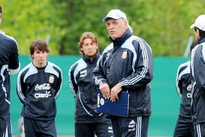 Lionel Messi y Gabriel Heinze escuchan la idea de Coco Basile, a horas de un partido; el entrenador despegó a Messi de los rumores por su salida de la selección