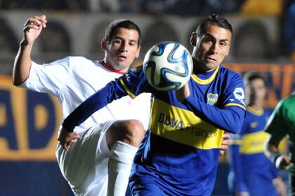 Carrizo, uno de los refuerzos de Boca, se lleva la pelota