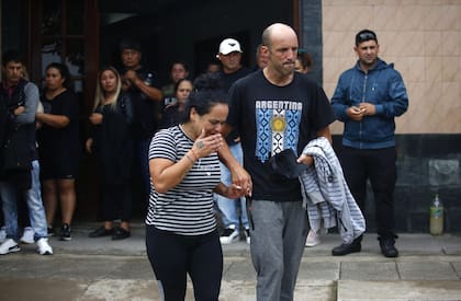 Carrizo, visiblemente conmocionada al salir de la sala velatoria