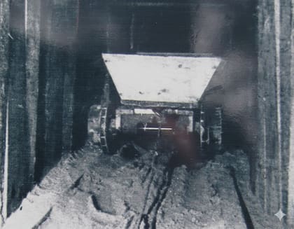 Carro de madera utilizado por los prisioneros para deslizarse dentro del túnel y realizar su escape. (Gentileza de Martin Runnacles).