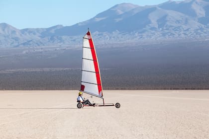 Carrovelismo, un deporte de alto vuelo en la Pampa del Leoncito.