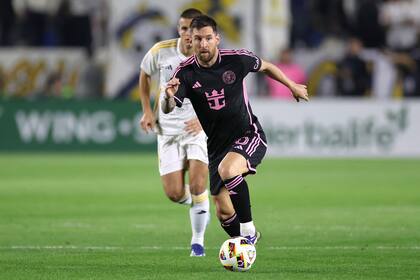 CARSON, CALIFORNIA - FEBRUARY 25: Lionel Messi #10 of Inter Miami CF controls the ball in the first half against the Los Angeles Galaxy at Dignity Health Sports Park on February 25, 2024 in Carson, California.   Sean M. Haffey/Getty Images/AFP (Photo by Sean M. Haffey / GETTY IMAGES NORTH AMERICA / Getty Images via AFP)
