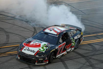 Carson Hocevar, dibuja las típicas donas de celebración en la tradicional pista de Talladega: el joven encendió al público en el escenario y en locales de la cadena de restaurante que auspicia su Chevrolet Camaro