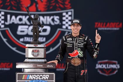 Carson Hocevar posa junto a su primer gran trofeo en NASCAR Cup Series, después de ensayar una celebración que resultó alocada e icónica