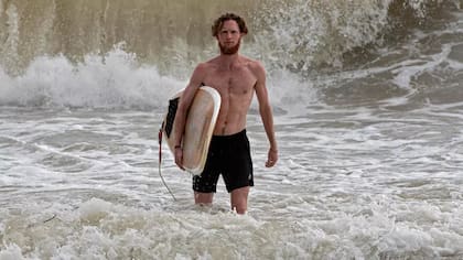 Carson McCarns, un turista estadounidense y surfista, es visto en la playa Jacó en Puntarenas, Costa Rica, el 27 de mayo de 2021