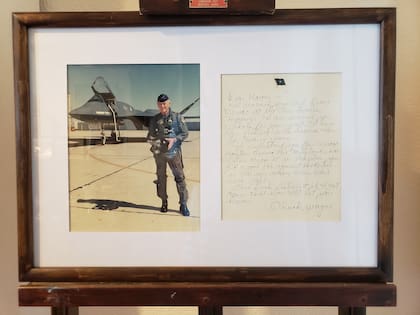 Carta personal enviada por el legendario piloto norteamericano Chuck Yeager a Marcos Czerwinski. La misma se encuentra expuesta en el Museo del Ejército Polaco en la localidad de Martin Coronado. Pcia de Bs As. (Gentileza de Marcos Czerwinski).