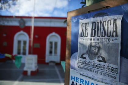 Cartel alegórico a la exintendenta frente a la municipalidad de Rawson