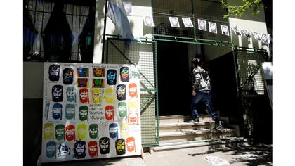 Cartel con la imagen de Santiago Maldonado en la entrada a la escuela donde esta empadronado, calles 28 y 14, 25 de Mayo, provincia de Buenos Aires