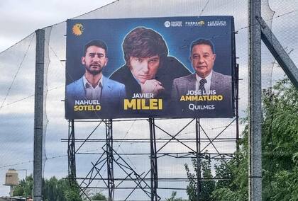 Cartel de Ammaturo y Milei sobre la Autopista Buenos Aires-La Plata