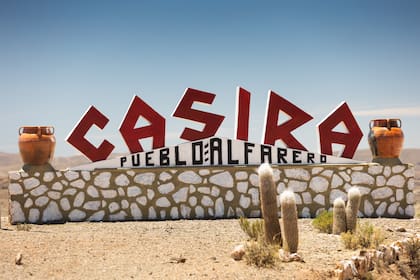 Cartel de entrada al pueblo alfarero Casira