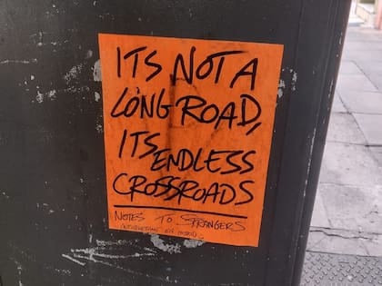 Cartel de la agrupación Notes to Strangers